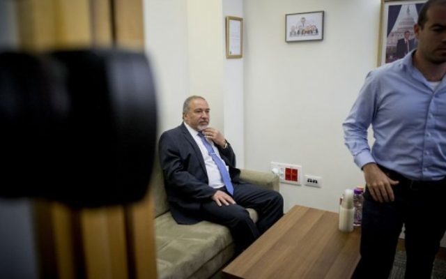Avigdor Liberman, chef du parti Yisrael Beytenu, avec le ministre du Tourisme Yariv Levin pendant les négociations sur la formation de la coalition à la Knesset, le 19 mai 2016. (Crédit : Yonatan Sindel/Flash90) Avigdor Liberman, chef du parti Yisrael Beytenu, avec le ministre du Tourisme Yariv Levin pendant les négociations sur la formation de la coalition à la Knesset, le 19 mai 2016. (Crédit : Yonatan Sindel/Flash90)