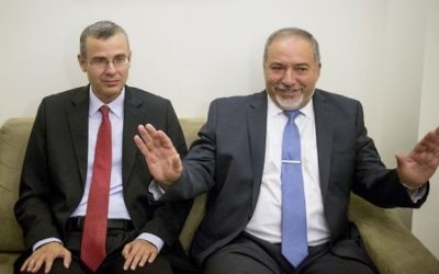 Avigdor Liberman (à droite) et Yariv Levin durant les pourparlers pour la coalition, jeudi matin, le 19 mai 2016. (Crédit : Yonatan Sindel/Flash90)