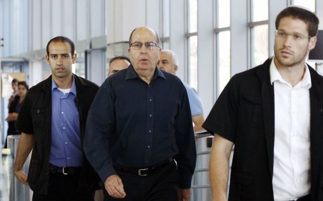 Le ministre de la Défense sortant, Moshe Yaalon, se rend à une conférence de presse pour annoncer sa démission, au quartier général de l'armée de Tel Aviv, le 20 mai 2016. (Crédit : Miriam Alster/Flash90) Le ministre de la Défense sortant, Moshe Yaalon, se rend à une conférence de presse pour annoncer sa démission, au quartier général de l'armée de Tel Aviv, le 20 mai 2016. (Crédit : Miriam Alster/Flash90)