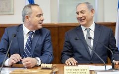 Le Premier ministre Benjamin Netanyahu (à droite) et le ministre de l'Energie Yuval Steinitz pendant la réunion hebdomadaire du cabinet, à Jérusalem, le 22 mai 2016. (Crédit : Emil Salman/Pool)