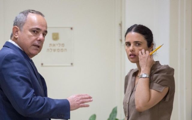 Le ministre de l'Energie Yuval Steinitz (à gauche ) et la ministre de la Justice Ayelet Shaked avant la réunion hebdomadaire du cabinet à Jérusalem, le 22 mai 2016. (Crédit : Emil Salman/Pool) Le ministre de l'Energie Yuval Steinitz (à gauche ) et la ministre de la Justice Ayelet Shaked avant la réunion hebdomadaire du cabinet à Jérusalem, le 22 mai 2016. (Crédit : Emil Salman/Pool)