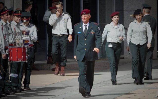 Yair Golan avant la cérémonie d'adieux pour l'ancien ministre de la Défense, Moshe Yaalon, aux quartiers généraux de l'armée, à Tel Aviv, le 22 mai 2016. (Crédit : Miriam Alster/Flash90) Yair Golan avant la cérémonie d'adieux pour l'ancien ministre de la Défense, Moshe Yaalon, aux quartiers généraux de l'armée, à Tel Aviv, le 22 mai 2016. (Crédit : Miriam Alster/Flash90)