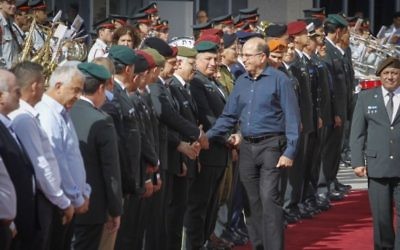 Le ministre sortant de la Défense et membre du Likud, Moshe Yaalon pendant une cérémonie de départ à la Kyria, le quartier général de l'armée israélienne à Tel Aviv, le 22 mai 2016. (Crédit : Miriam Alster/Flash90)