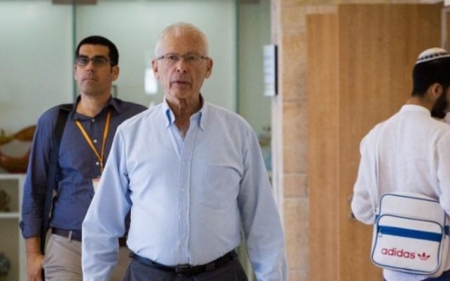 Benny Begin, député du Likud, se rend à une réunion de son parti à la Knesset, le 23 mai 2016. (Crédit : Miriam Alster/Flash90)