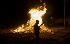 Des juifs ultra-orthodoxes près d'un feu de joie pendant Lag BaOmer, dans le quartier Mea Shearim de Jérusalem, le 25 mai 2016. (Crédit : Yonatan Sindel/Flash90)