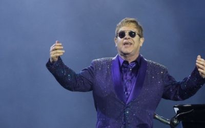 Sir Elton John en concert à Tel Aviv, le 26 mai 2016. (Crédit : Miriam Alster/Flash90)