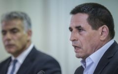 Yoav Segalovitz (à droite), ancien chef d e l'unité anti-corruption Lahav 433 de la police, pendant une conférence de presse commune avec Yair Lapid, dirigeant du parti Yesh Atid, pour annoncer son entrée en politique dans ce parti, le 29 mai 2005. (Crédit : autorisation)