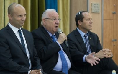 Le président Reuven Rivlin (au centre), avec le ministre de l'Education Naftali Bennett (à gauche) et le maire de Jérusalem Nir Barkat, pendant une rencontre avec des lycées de Jérusalem, le 29 mai 2016. (Crédit : Yonatan Sindel/Flash90)