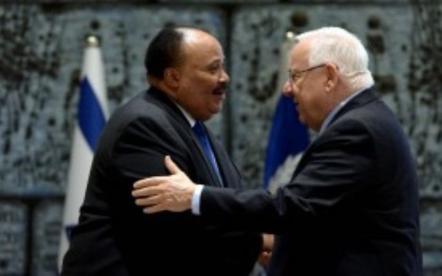Le président Reuven Rivlin (à droite) et Martin Luther King III, fils du Dr. Martin Luther King Jr., célèbre militant des droits civiques, à la résidence présidentielle de Jérusalem, le 8 mai 2016. (Crédit : Haim Zach) Le président Reuven Rivlin (à droite) et Martin Luther King III, fils du Dr. Martin Luther King Jr., célèbre militant des droits civiques, à la résidence présidentielle de Jérusalem, le 8 mai 2016. (Crédit : Haim Zach)