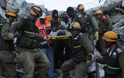 Les sauveteurs israéliens à Haïti suite à un tremblement de terre dévastateur, le 17 janvier 2010. (Crédit : unité des portes-paroles de l'armée israélienne, Flash90)