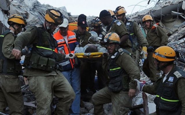 Les sauveteurs israéliens à Haïti suite à un tremblement de terre dévastateur, le 17 janvier 2010. (Crédit : unité des portes-paroles de l'armée israélienne, Flash90) Les sauveteurs israéliens à Haïti suite à un tremblement de terre dévastateur, le 17 janvier 2010. (Crédit : unité des portes-paroles de l'armée israélienne, Flash90)