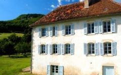 La Maison d'Izieu dans l'Ain, où 44 enfants juifs et leurs 7 éducateurs juifs ont été raflés en 1944. (Crédit : Wikipédia)