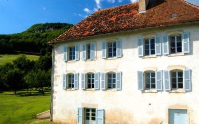 La Maison d'Izieu dans l'Ain, où 44 enfants juifs et leurs 7 éducateurs juifs ont été raflés en 1944. (Crédit : Wikipédia)