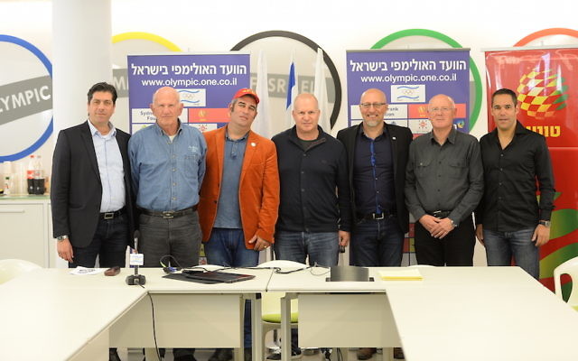 Amir Raveh (troisième en partant de la droite) avec les membres du Comité olympique israélien. (Crédit photo : autorisation)
