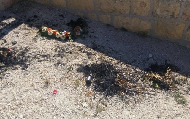 Des couronnes détruites et brûlées au cimetière du Mont des Oliviers, à Jérusalem, jeudi 12 mai 2016 (Crédit : Israel Police) Des couronnes détruites et brûlées au cimetière du Mont des Oliviers, à Jérusalem, jeudi 12 mai 2016 (Crédit : Israel Police)