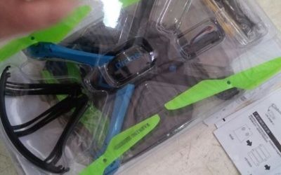Les morceaux de drone emballés et confisqués ces dernières semaines par les forces de sécurité israélienne au poste-frontière Erez, à la frontière entre Israël et la bande de Gaza, annonce du ministère de la Défense le 30 mai 2016. (Crédit : ministère de la Défense, autorité des frontières)