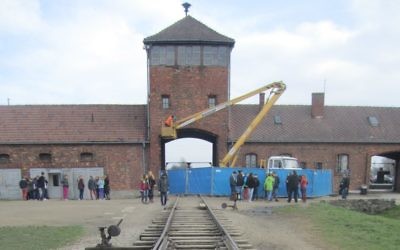 La structure de la tour de garde SS en réparation à Auschwitz-Birkenau, l'ancien camp de la mort nazi, en Pologne, où un million de Juifs ont été tués, novembre 2014 (Crédit : Matt Lebovic/The Times of Israel)