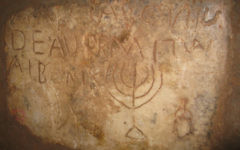 Une inscription sur une catacombe juive à Rome. (Crédit photo : Wikimedia commons)