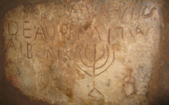 Une inscription sur une catacombe juive à Rome. (Crédit photo : Wikimedia commons)
