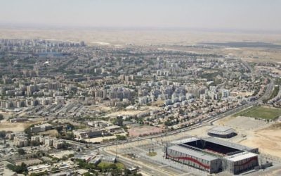 Beer Sheva, dans le sud du pays, vue pendant  le survol annuel de l’armée de l’air israélienne pour Yom HaAtsmaout, le 12 mai 2016. (Crédit : Judah Ari Gross/Times of Israel)