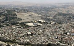 Le mont du temple et le mur Occidental à Jérusalem, depuis le survol annuel de l'armée de l'air israélienne pour Yom HaAtsmaout, le 12 mai 2016. (Crédit : Judah Ari Gross/Times of Israel)