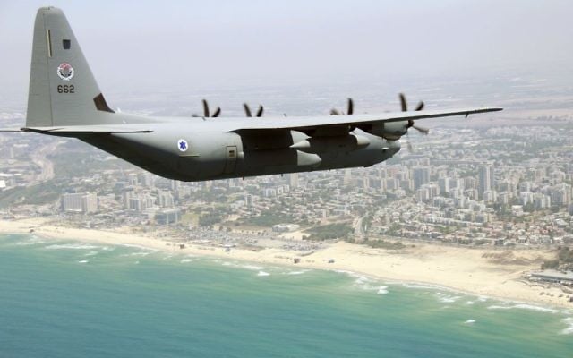 Un Super Hercules C-130J au-dessus de la côte israélienne lors du survol annuel de l’armée de l’air israélienne pour Yom HaAtsmaout, le 12 mai 2016. (Crédit : Judah Ari Gross/Times of Israel)