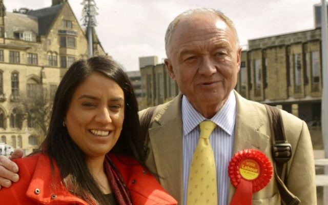 L'ancien maire de Londres, Ken Livingtsone, et Naz Shah à Bradford, en avril 2015, avant son élection en tant que députée du Parti travailliste. (Crédit : Wikimedia Commons, goodadvice.com, CC BY-SA 4.0)