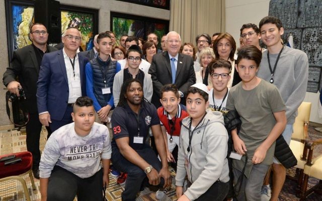 Le président Reuven Rivlin (au centre), avec les joueurs juifs, chrétiens et musulmans d'une équipe de football des Bouches du Rhône, à la résidence présidentielle de Jérusalem, le 3 mai 2016. (Crédit : Mark Neiman / GPO) Le président Reuven Rivlin (au centre), avec les joueurs juifs, chrétiens et musulmans d'une équipe de football des Bouches du Rhône, à la résidence présidentielle de Jérusalem, le 3 mai 2016. (Crédit : Mark Neiman / GPO)