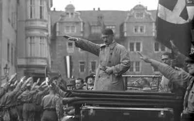 Adolf Hitler lors d'un rassemblement nazi à Weimar, en Allemagne, octobre 1930.(Crédit : Domaine public)