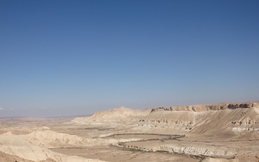 Vallée de la Zin, dans le désert du Néguev, avec le pic d'Avdat au loin, le 27 mai 2016. (Crédits : Héloïse Fayet / Times of Israel)