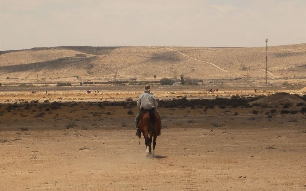 Le guide touristique Arthur du Mosch lors d'une randonnée équestre dans le désert du Néguev, le 28 mai 2016. (Crédits : Héloïse Fayet / Times of Israel)