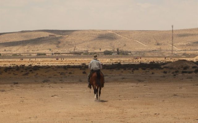 Le guide touristique Arthur du Mosch lors d'une randonnée équestre dans le désert du Néguev, le 28 mai 2016. (Crédits : Héloïse Fayet / Times of Israel)