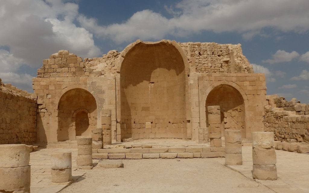 Une église nabatéenne en ruines sur le site de Shivta, dans le désert du Néguev, le 28 mai 2016. (Crédits : Héloïse Fayet / Times of Israel)