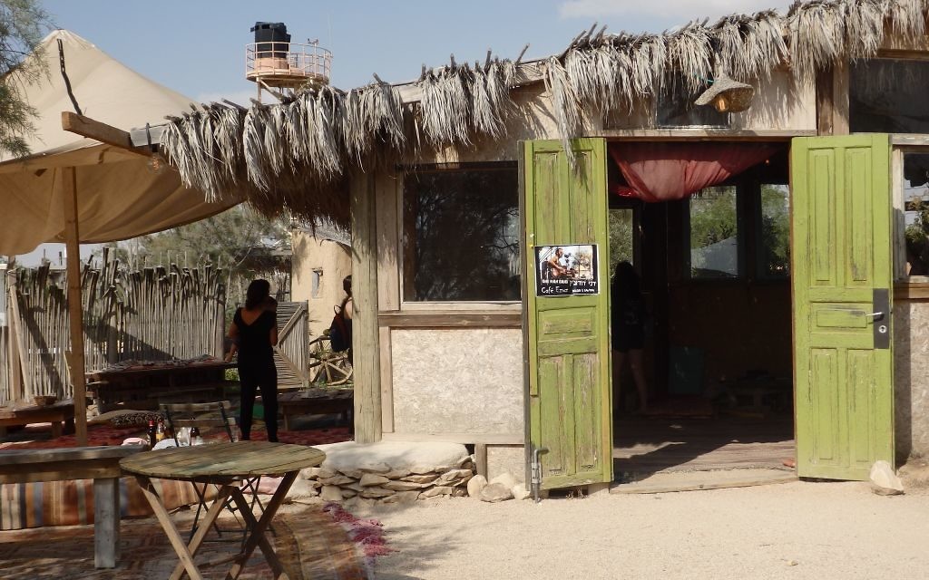 Le café Ezuz, dans le village d'Ezuz (Néguev), tenu par un couple de Français, le 28 mai 2016. (Crédits : Héloïse Fayet / Times of Israel)