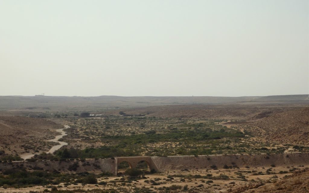 Panomara du Néguev depuis le village d'Ezuz, le 28 mai 2016. (Crédits : Héloïse Fayet / Times of Israel)