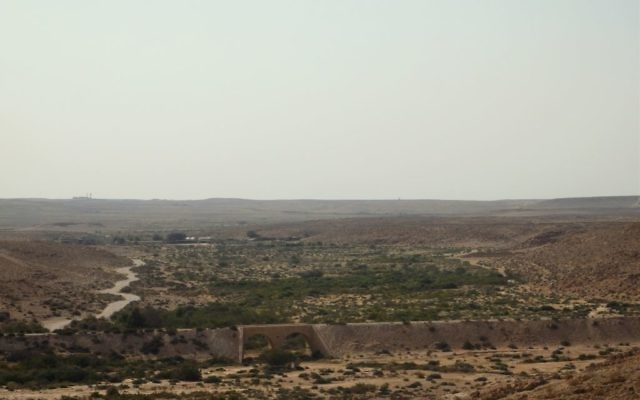Panomara du Néguev depuis le village d'Ezuz, le 28 mai 2016. (Crédits : Héloïse Fayet / Times of Israel)
