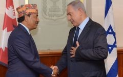 Rencontre entre le Premier ministre Benjamin Netanyahu et le Vice-Premier ministre et le ministre des Affaires étrangères népalais,  Kamal Thapa (Crédit : Amos Ben Gershom/GPO)