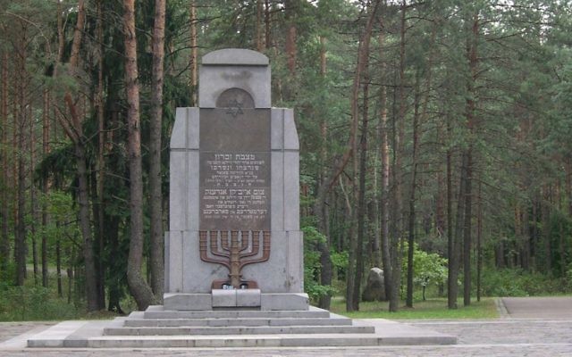 Un mémorial pour les victimes juives du massacre de Ponary, juste à côté de Vilnius, en Lituanie. 70 000 juifs, ainsi que 28 000 Russes et Polonais, ont été assassinés près de la gare de Ponary, entre juillet 1941 et août 1944. (Crédit : Wikimedia commons) Un mémorial pour les victimes juives du massacre de Ponary, juste à côté de Vilnius, en Lituanie. 70 000 juifs, ainsi que 28 000 Russes et Polonais, ont été assassinés près de la gare de Ponary, entre juillet 1941 et août 1944. (Crédit : Wikimedia commons)
