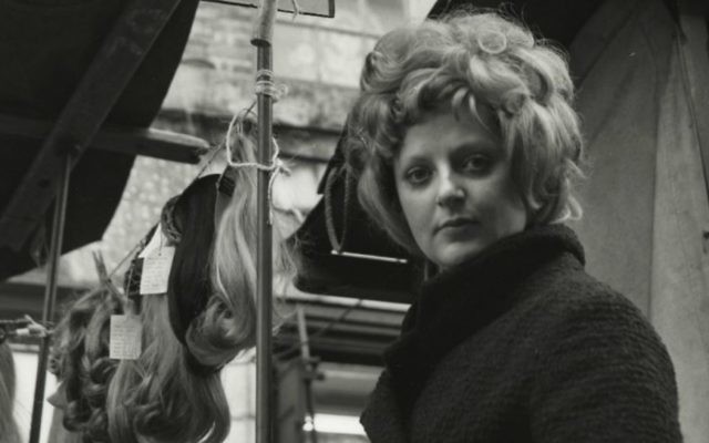 Détail de "Petticoat Lane, Sunday market, with stall-holder", Dorothy Bohm, à Londres dans les années 1960. (Crédit : autorisation)