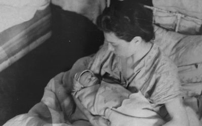 Une mère berce son nouveau-né à l'hôpital du ghetto de Kovno (Crédit : Musée des Etats-Unis de l'Holocauste, autorisation de George Kadish/Zvi Kadushin)