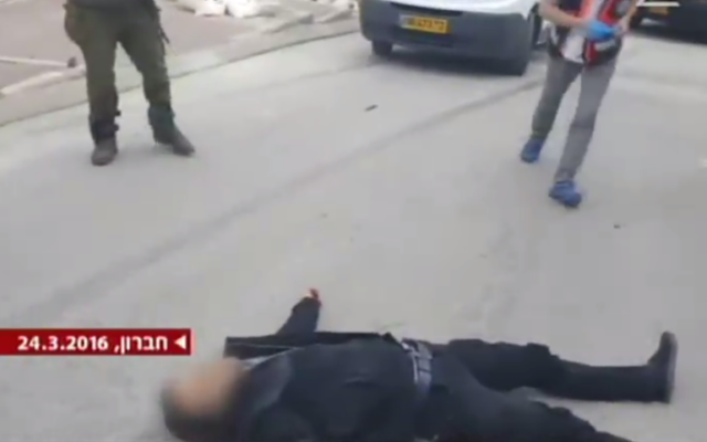 L'assaillant blessé à distance d'un couteau à Hébron, le 24 mars 2016. (Crédit : capture d'écran Deuxième chaîne) L'assaillant blessé à distance d'un couteau à Hébron, le 24 mars 2016. (Crédit : capture d'écran Deuxième chaîne)