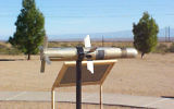 Un missile TOW exposé dans un musée (Crédit : White Sands Missile Range Museum / Domaine public / Wikimedia)