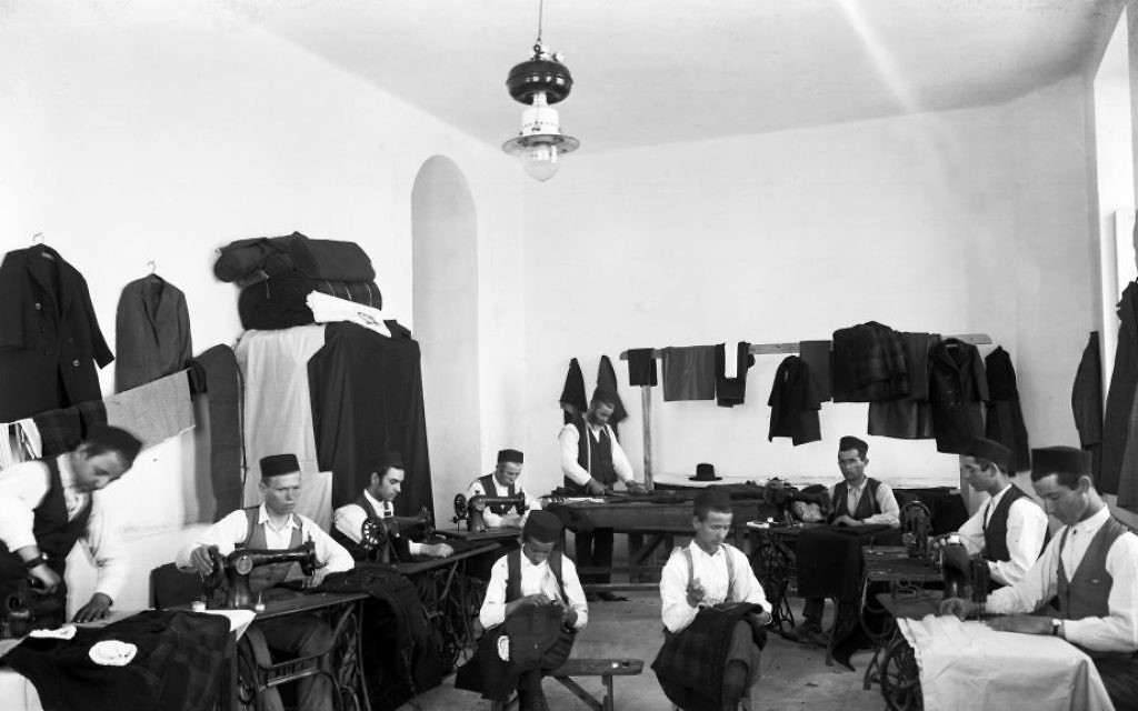 Des orphelins cousent à l'orphelinat Diskin de Givat Shaul (autorisation de Tsador Bassan / Central Zionist Archives)
