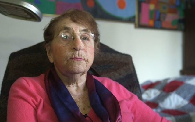 Eva Deutsch Costabel, membre de 'Blue Card', est une peintre accomplie et une auteur de livres pour enfants (Crédit : Luke Tress / Times of Israel)