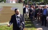 Le rabbin Raphie Schochet s'adresse à la presse devant la congrégation Ohawe Shalom de Pawtucket, dans le Rhode Island, le 23 mai 216. (Crédit : capture d'écran Providence Journal)