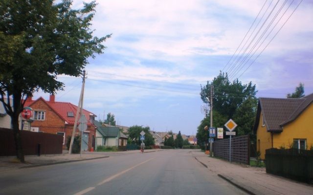 Vue d'une rue de la ville de Vilkaviskis (Crédit : Commons.wikimedia) Vue d'une rue de la ville de Vilkaviskis (Crédit : Commons.wikimedia)