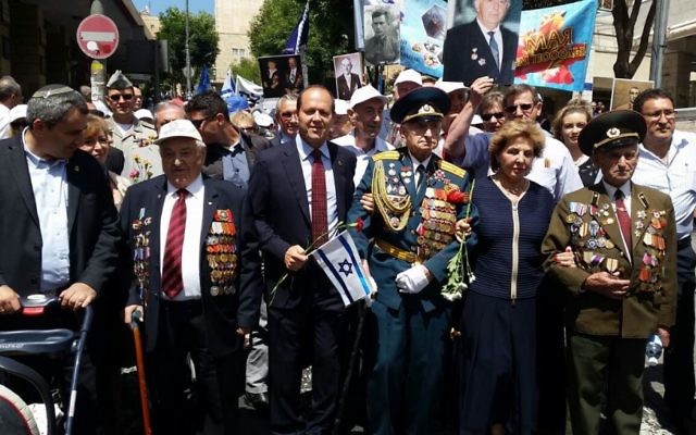 Les vétérans de la Seconde Guerre mondiale posent avec le maire de J2rusalem, Nir Barkat, durant un défilé commémorant le 8-Mai, dans la capitale, le 8 mai 2016 (Crédit : Barry Rosenberg) Les vétérans de la Seconde Guerre mondiale posent avec le maire de J2rusalem, Nir Barkat, durant un défilé commémorant le 8-Mai, dans la capitale, le 8 mai 2016 (Crédit : Barry Rosenberg)