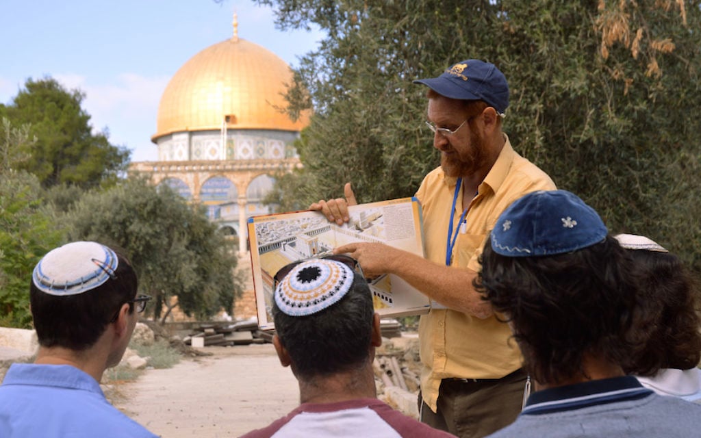 Sur le mont du Temple, Yehuda Glick montre à des Juifs religieux un diagramme du Temple juif, qui se trouvait autrefois à l'emplacement du Dôme du Rocher, à Jérusalem, le 17 septembre 2013. (Crédit : Christa Case Bryant/The Christian Science Monitor via Getty Images)