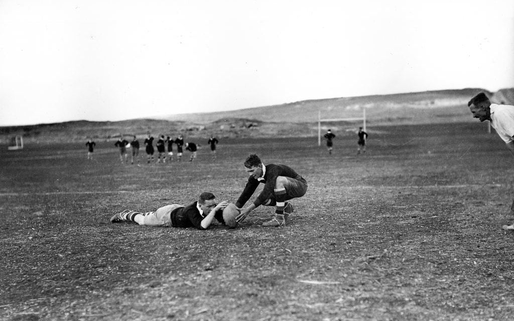 Un match de rugby entre la police de Jérusalem et la police du Nord, autour de 1933 (autorisation de Zvi Oroshkes / Central Zionist Archives)