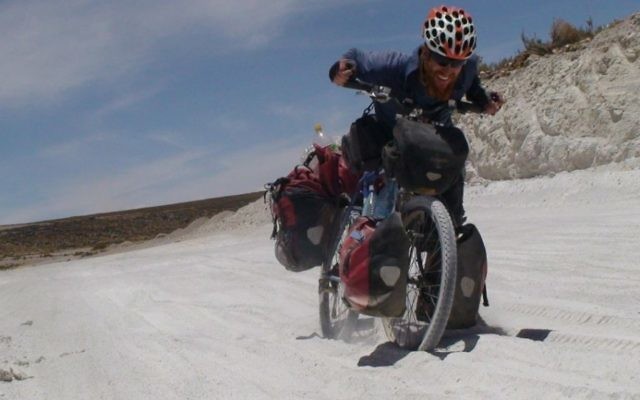 Roei Sadan dans le désert de Bolivie. (Crédit : Autorisation Roei Sadan)